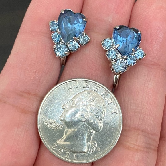 Vintage Unsigned Blue Topaz Heart-shaped Rhinestones Screw Back Earrings - Picture 5 of 10